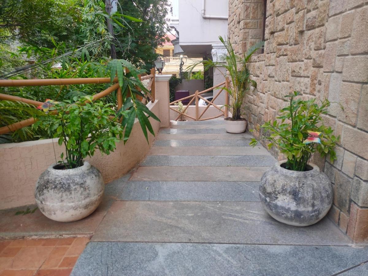 Nomads Nest Hostel ไฮเดอราบัด ภายนอก รูปภาพ